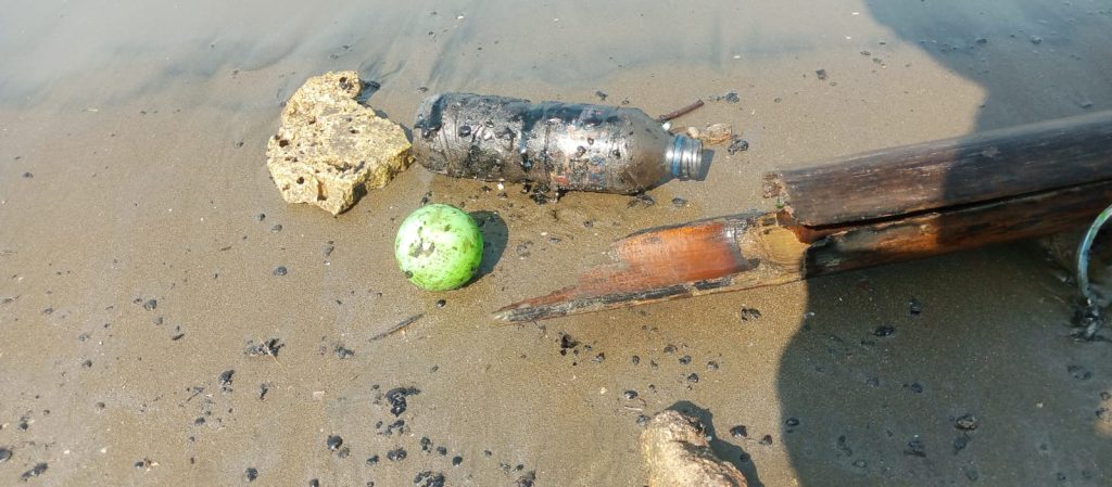 Pantai Wisata Bali 2 Balongan, Dicemari Limbah Minyak Diduga Dari Pertamina 1 IMG 20250530 WA0052