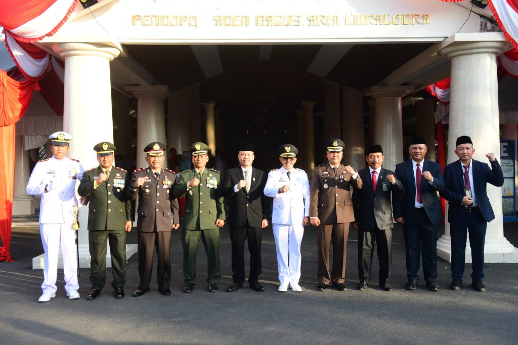 Wabup Syaefudin Pimpin Upacara Penurunan Bendera HUT RI ke-80 Dengan Khidmat 2 IMG 20250817 WA0101