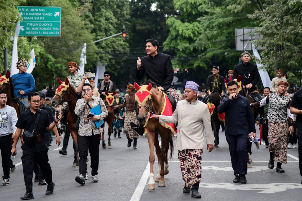 Bupati Indramayu Lucky Hakim Hadir ,Meriahkan Kirab Budaya HUT Ke-79 Provinsi Jawa Barat 1 IMG 20250820 WA0046