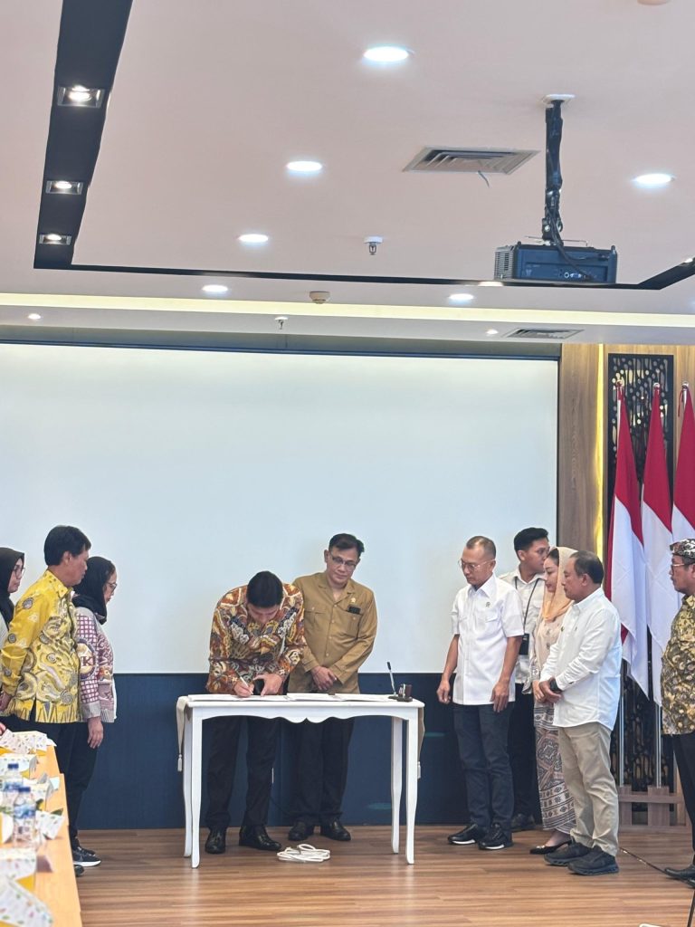 Bupati Indramayu dan BP TASKIN Kerja Sama Pengentasan Kemiskinan Menggunakan Skema SCLSC 1 IMG 20250820 WA0103