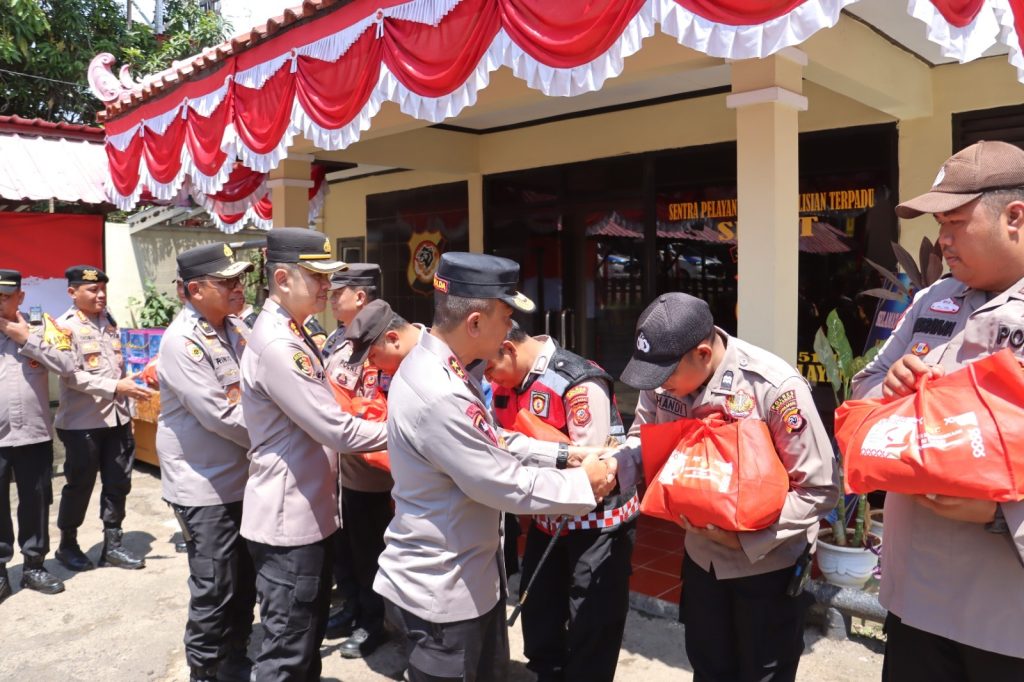 Kapolda Jabar KunKer Ke-Indramayu dan Tinjau Gudang Ketahanan Pangan Resmikan SPPG 2 IMG 20250822 WA00141