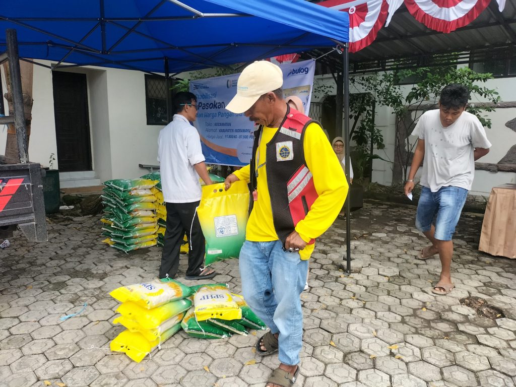 Kembali Bulog Salurkan 2 Ton Beras SPHP, Warga Kecamatan Indramayu Sambut "Gembira" 1 IMG20250820103528