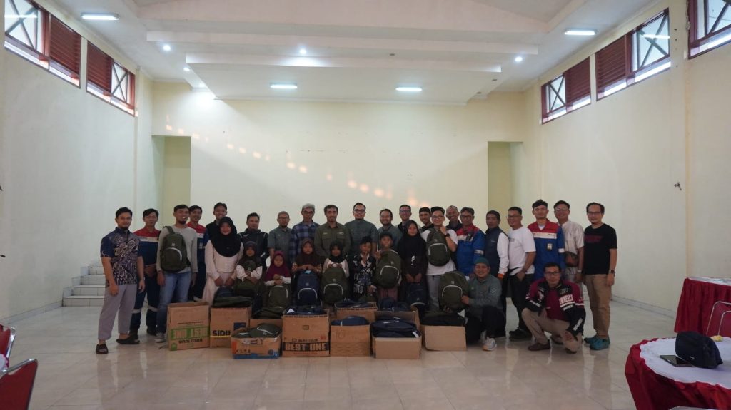 Pekerja Pertamina Patra Niaga Melalui Bazma RU Balongan Salurkan 100 Paket Pendidikan di Wilayah Operasional WIF Salamdarma 1 IMG 20260713 WA0043