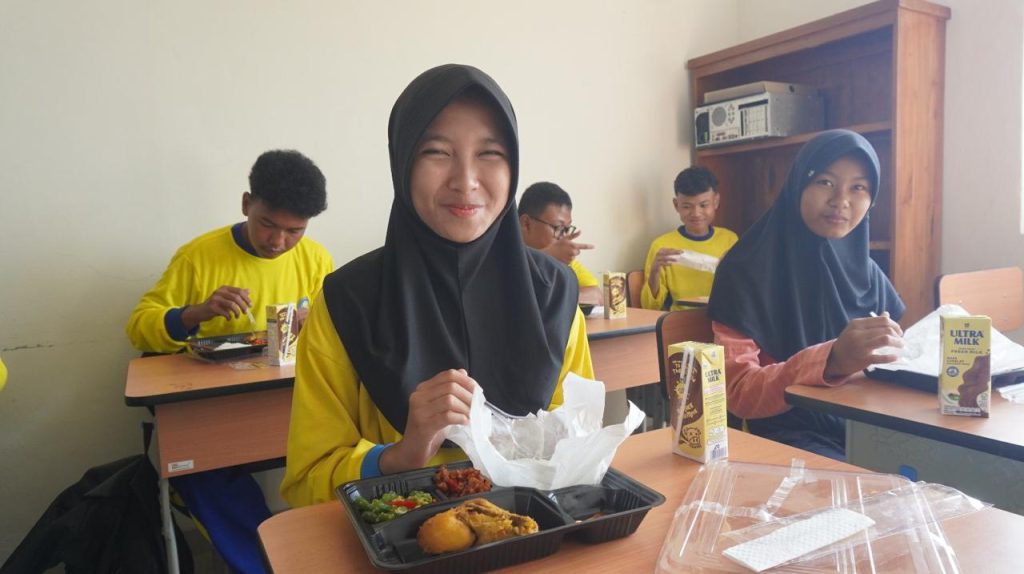 Berbagi Kasih Sayang kepada Siswa SLB, PWP PT PPN RU Balongan Salurkan 114 Paket Makan Siang Bergizi 1 IMG 20260814 WA0005